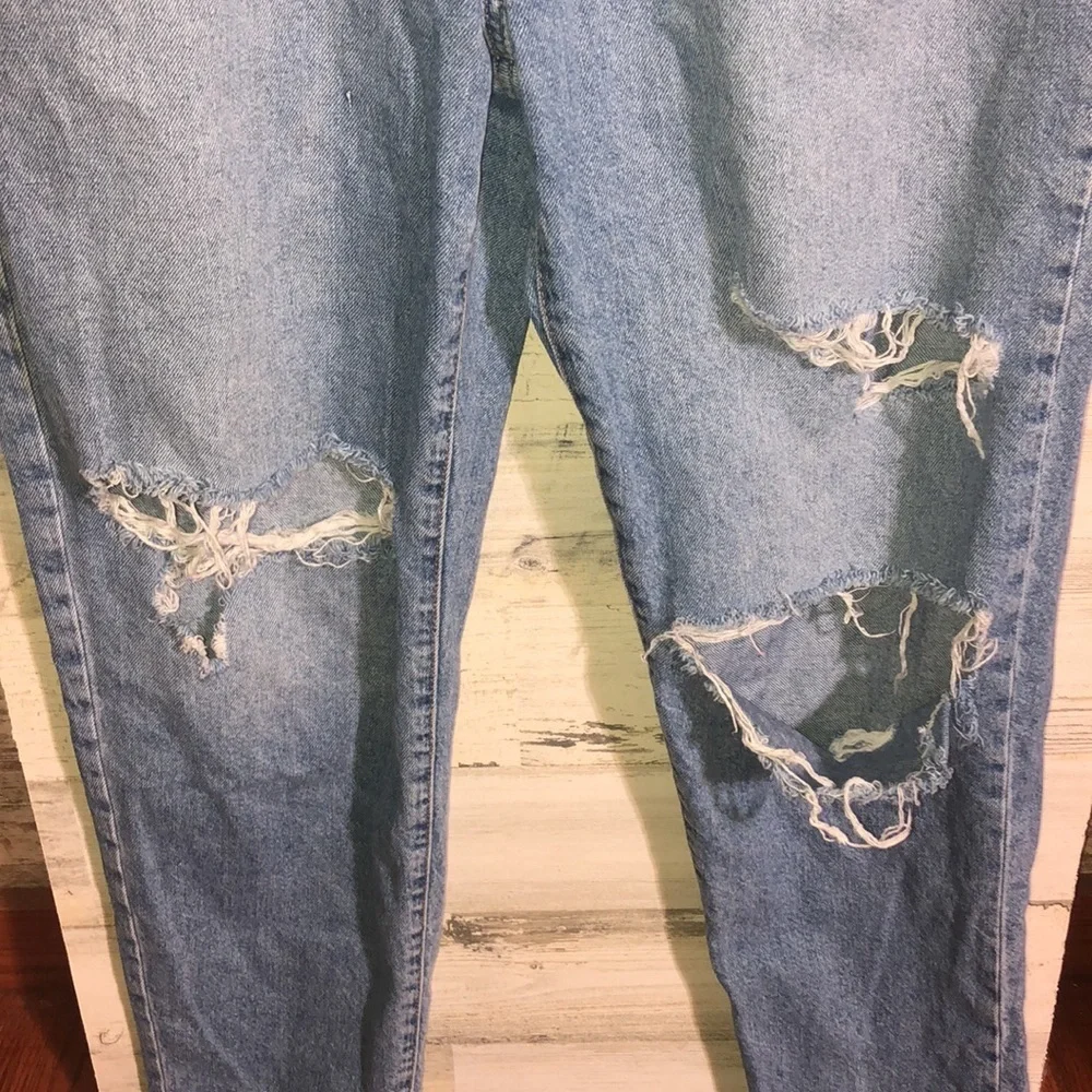 Forever 21 distressed washed jeans size 31 trendy holy jeans tapered bottoms - Picture 2 of 7